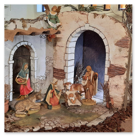 Presepe posto di fianco all'altare