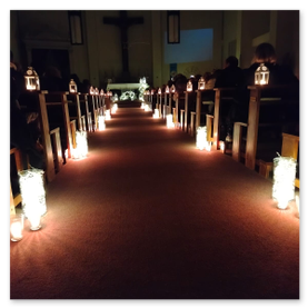 Corridoio centrale della chiesa illuminato da lampade led